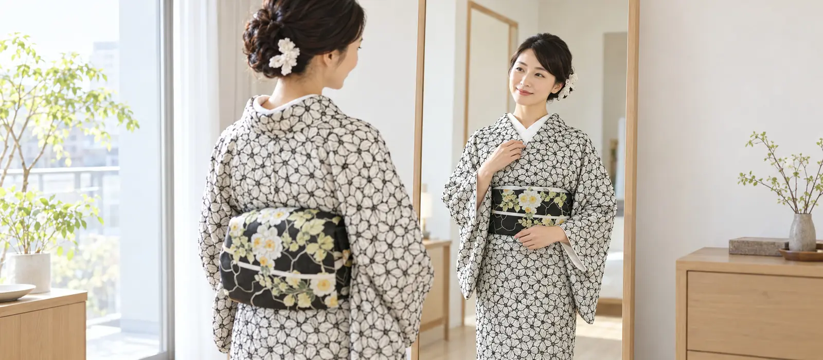 自宅で鏡の前に立つ女性